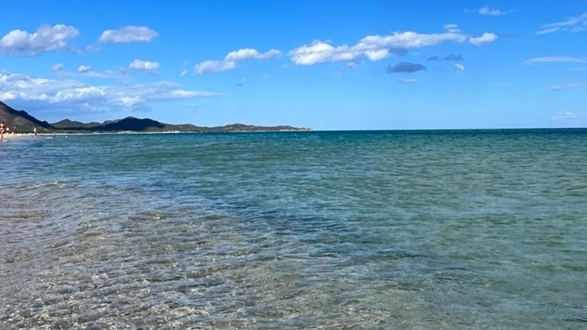 Sardinia: beach shade banned for adults, allowed only for children and over-65s