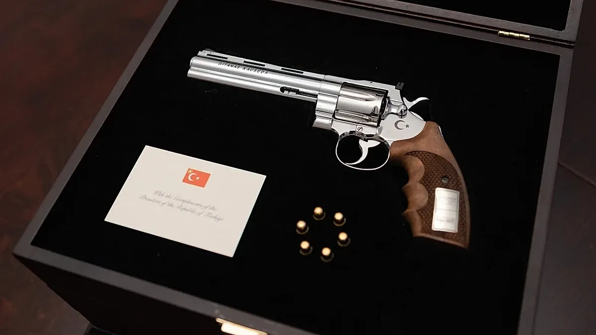 Was Erdoğan’s gun gift a faux pas or an old-school diplomatic tradition?