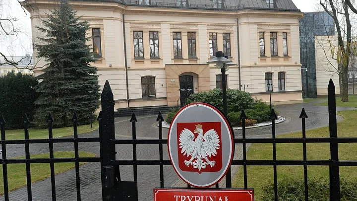 Polish president turns back mid-flight amid court ‘coup d’état’ claims