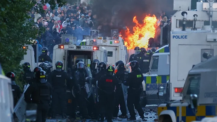 Video. Clashes erupt as police use water cannon near Belfast