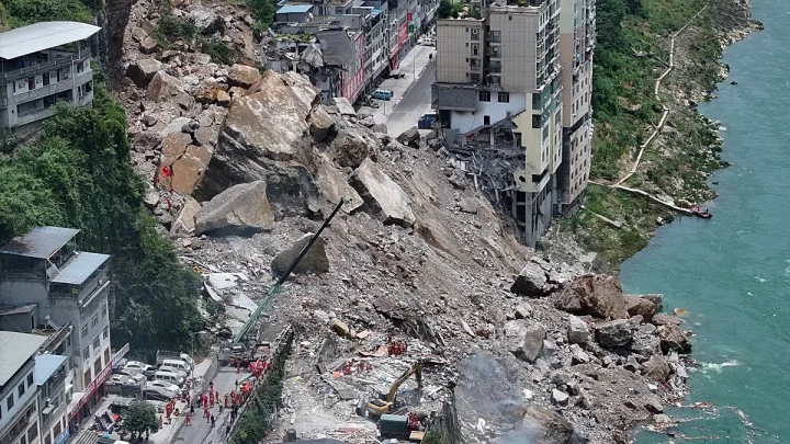 Video. China rescuers race to find trapped people after landslide