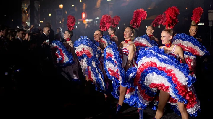 Video. Moulin Rouge dancers welcome Tour de France finale in Paris