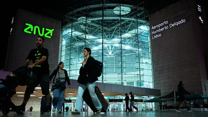 European Parliament approves free cabin luggage and new delay compensation rules for air passengers