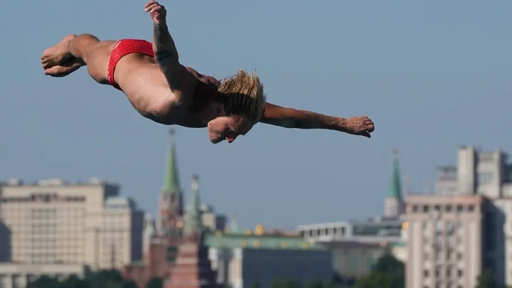 Video. High divers take the plunge at Moscow’s Two Rivers festival