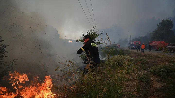 Hundreds of tourists rescued by boat as forest fire threatens northern Greek beaches