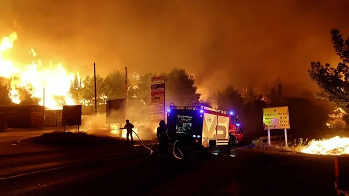 Video. Wildfire forces evacuation of 1,000 as flames sweep Croatia’s coast