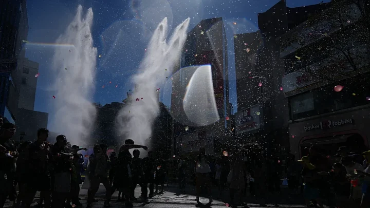 Video. Tokyo festival turns streets into a giant water fight