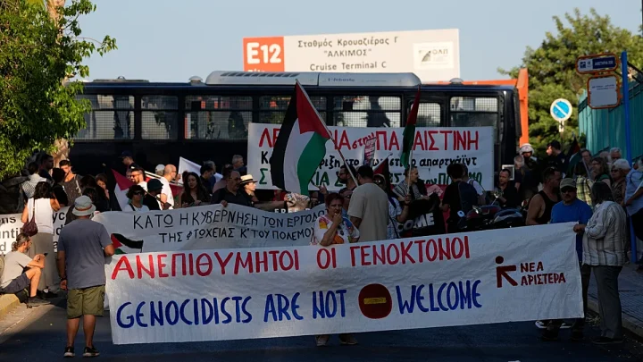 Protests in Greece as Israeli cruise ship ‘Crown Iris’ docks in Piraeus