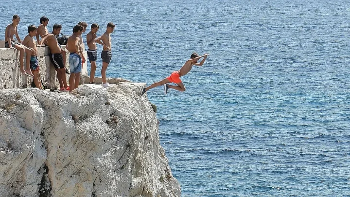 Risky jumps from France’s Marseille corniche rise in popularity