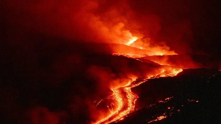 Video. Tourists flock to Mount Etna to witness eruption despite safety warnings