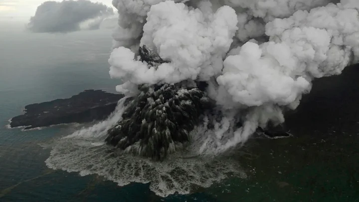 Volcano in Indonesia erupts, canceling hundreds of flights and stranding thousands