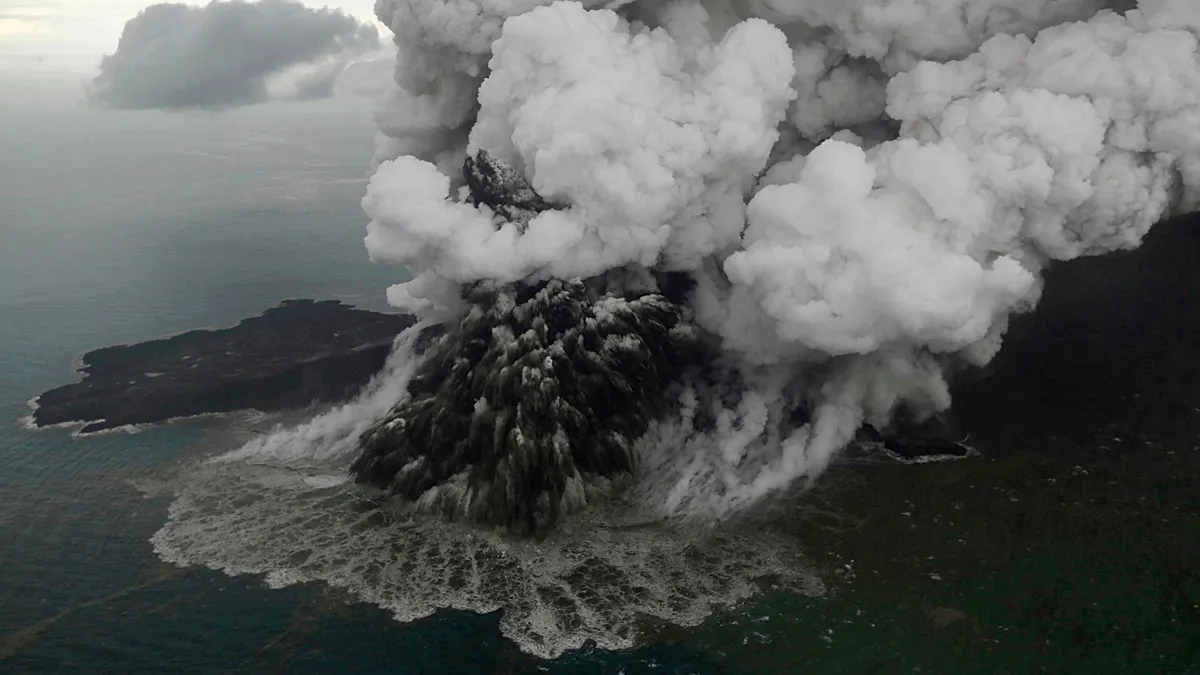 Volcano in Indonesia erupts, canceling hundreds of flights and stranding thousands
