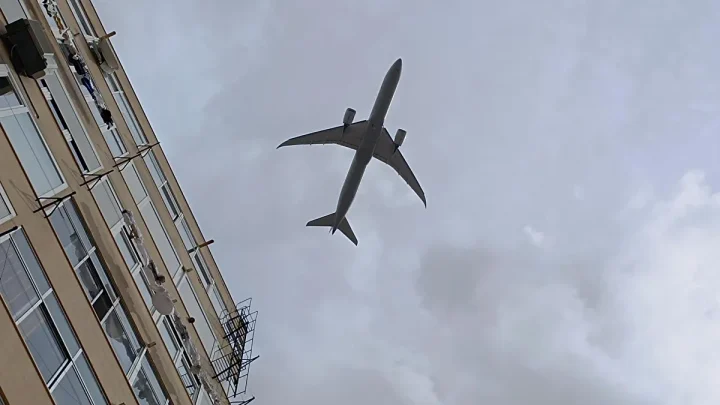 Meet the man tracking 39,000 flights over Lisbon from his terrace